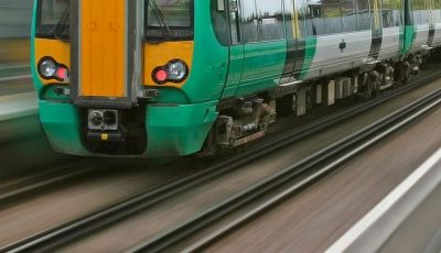 Conectores y contactos que intervienen en el transporte público ferroviario